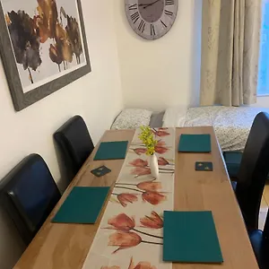 Beaconsfield Serenity: 4-bedroom Near Luton Airport Guest house